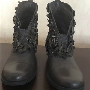 Sheridan Mia cocoa brown, new ankle boots with beautiful flower detail